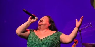 Pearl Bakermans wint 33e editie Ouderen Songfestival Pearl Bakermans wint 33e editie Ouderen Songfestival