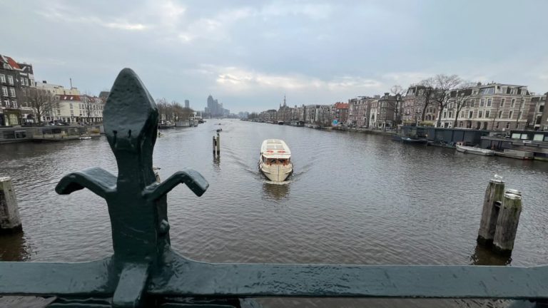 Amstel rivier: historische rol in stadsontwikkeling en handel