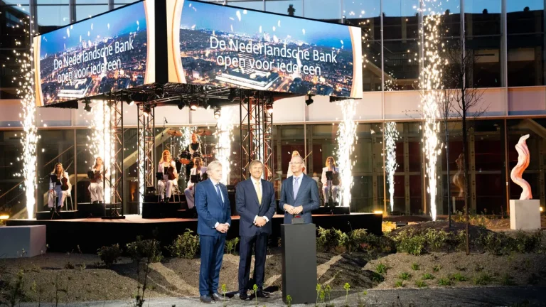 Koning heeft vernieuwd hoofdkantoor De Nederlandsche Bank geopend