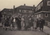 Oproep Museum Weesp: wie weet wie feestende jongeren op vrijheidsfoto zijn?