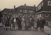Oproep Museum Weesp: wie weet wie feestende jongeren op vrijheidsfoto zijn?