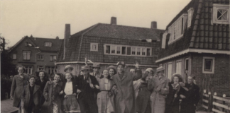 Oproep Museum Weesp: wie weet wie feestende jongeren op vrijheidsfoto zijn?