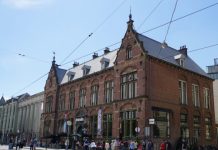 Theatervoorstelling ‘De mooiste tijd van je leven’ laat jongeren aan het woord over eenzaamheid, prestatiedruk en de gevolgen van corona
