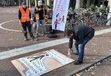 Ludieke krijtactie op Javaplein vraagt aandacht voor blindegeleidelijn