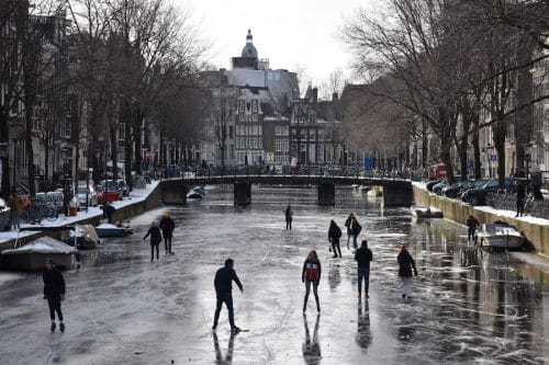 Van straatverlichting tot ijs op de grachten, Amsterdam in de winter door de ogen van een toerist