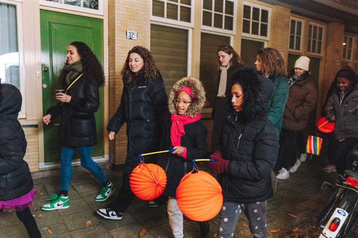 Elance Lampionnentocht van vrouwen verlicht Amsterdam-Noord voor veiligheid op straat
