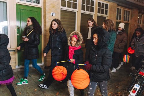 Lampionnentocht van vrouwen verlicht Amsterdam-Noord voor veiligheid op straat