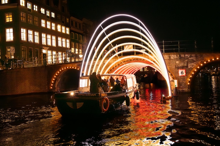 Bewonder het Amsterdam Light Festival vanaf het water