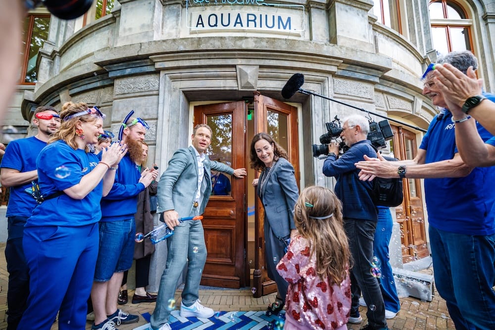 Duizenden bezoekers duiken met duikbril in het nieuwe ARTIS-Aquarium