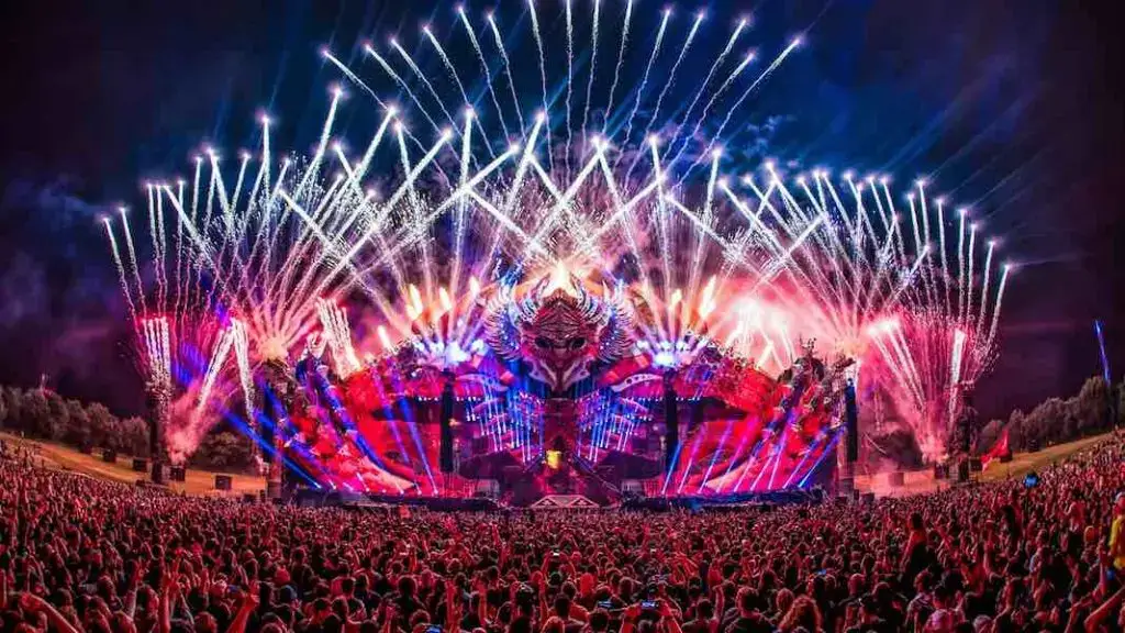 Defqon afgelast door hitte: onrustig op festivalterrein