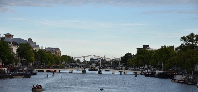 Hoe is de naam van de Magere Brug eigenlijk ontstaan?