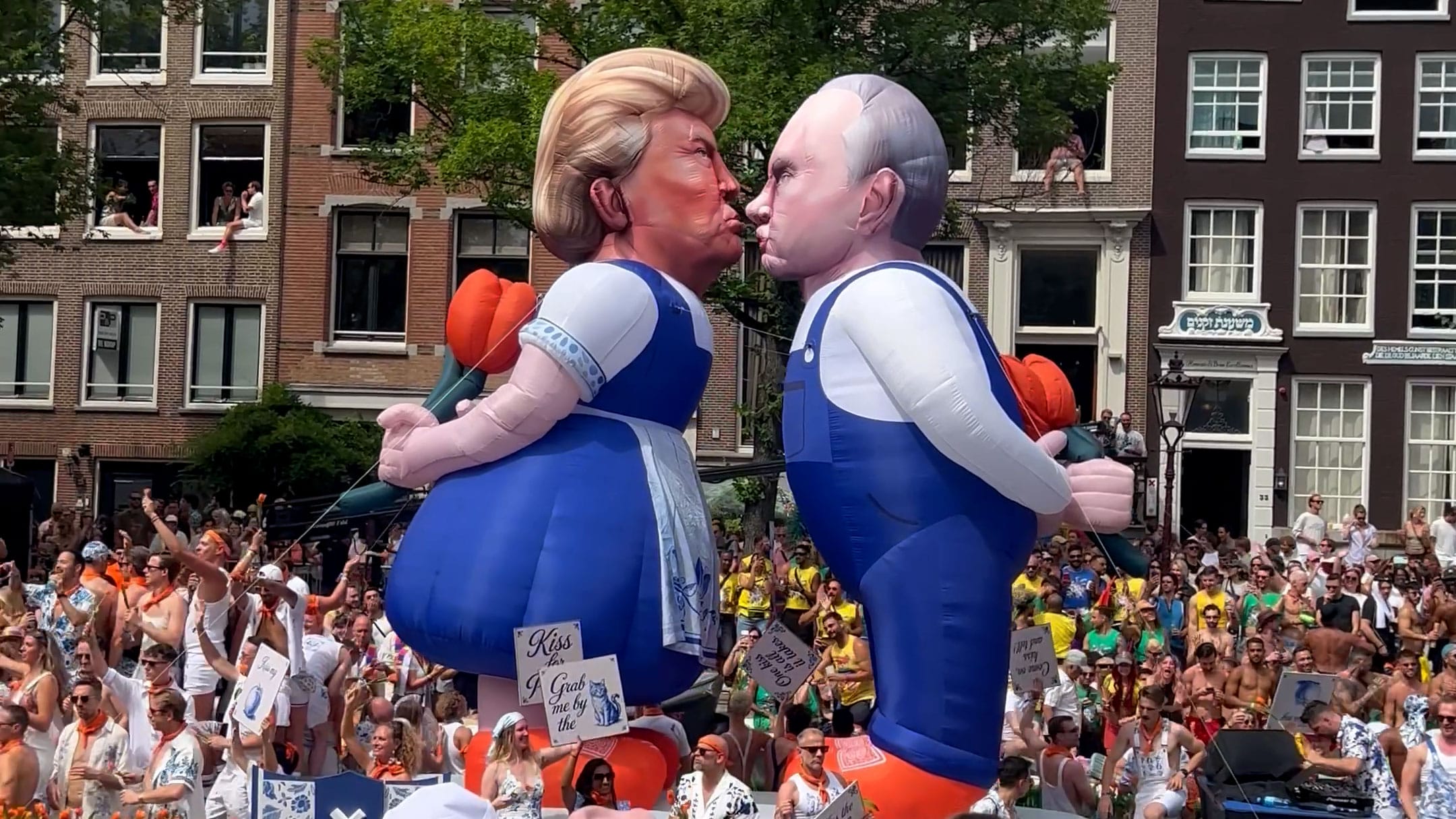 Drukbezochte jubileumeditie Canal Parade tijdens WorldPride in Amsterdam