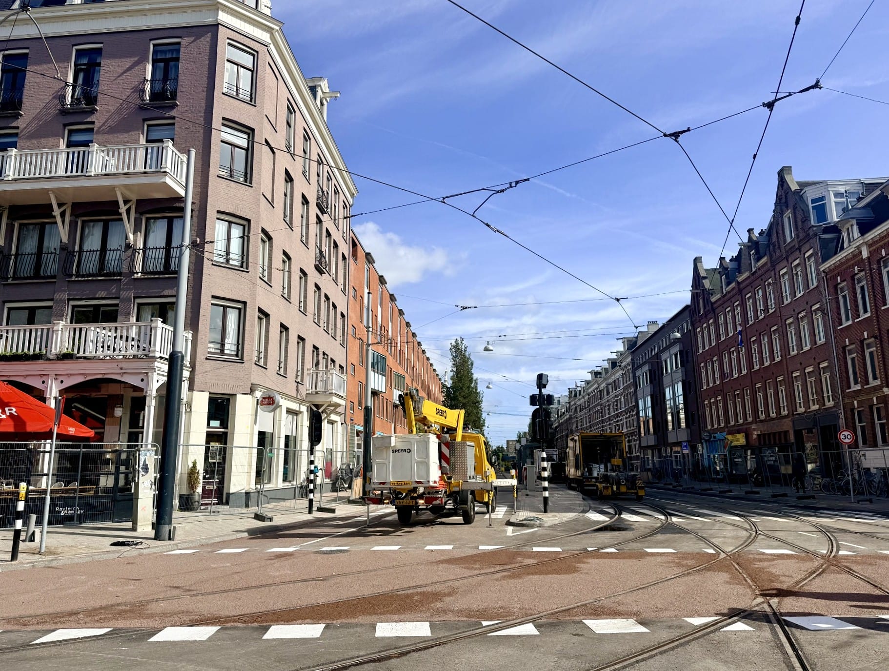 Kruising Wijttenbachstraat-Linnaeusstraat weer open voor verkeer