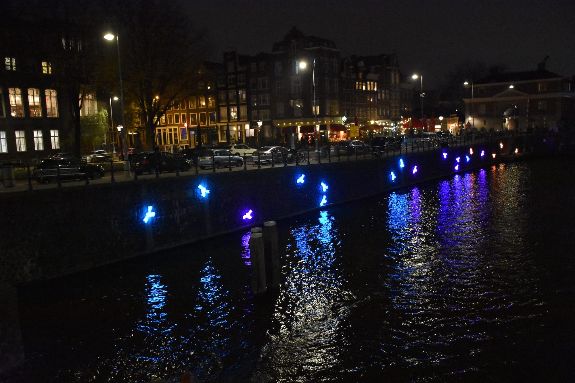 Winteravond op de grachten tijdens het Amsterdam Light Festival